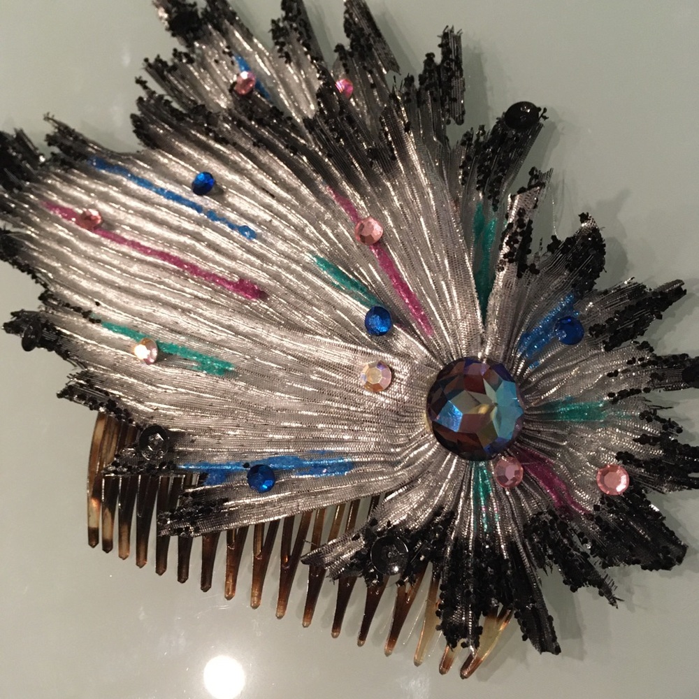Dramatic hair comb accessory